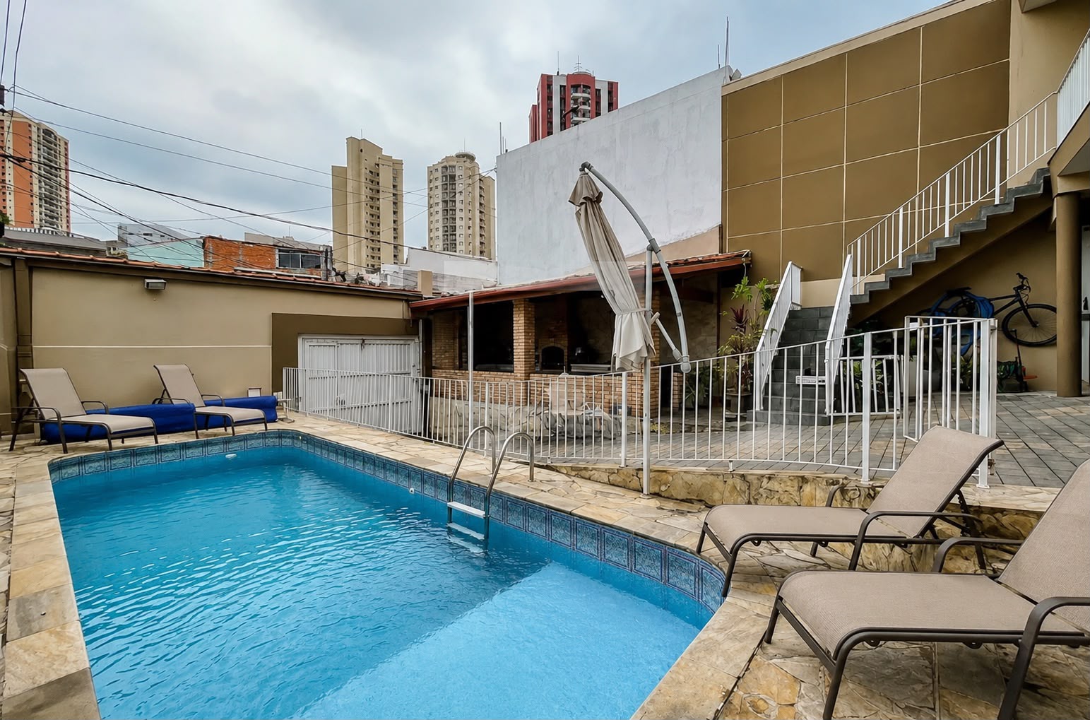 Piscina e área de lazer da clínica de recuperação Conect Life