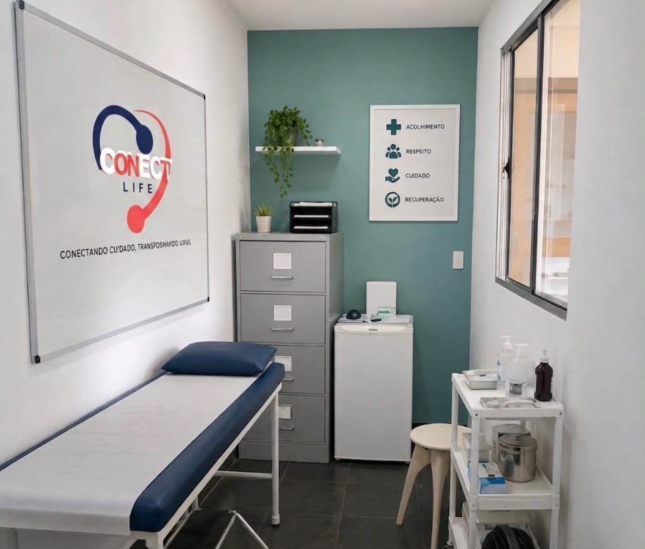 Sala de enfermagem da Conect Life com maca e materiais de saúde