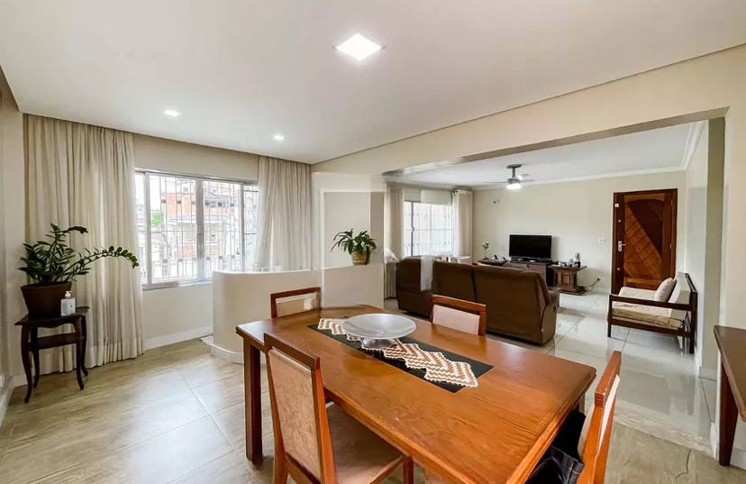 sala de estar com mesa extremamente elegante