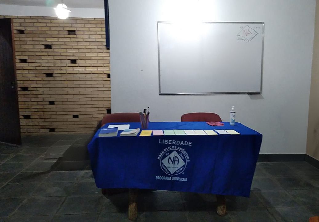 balcão com papeis em cima da mesa