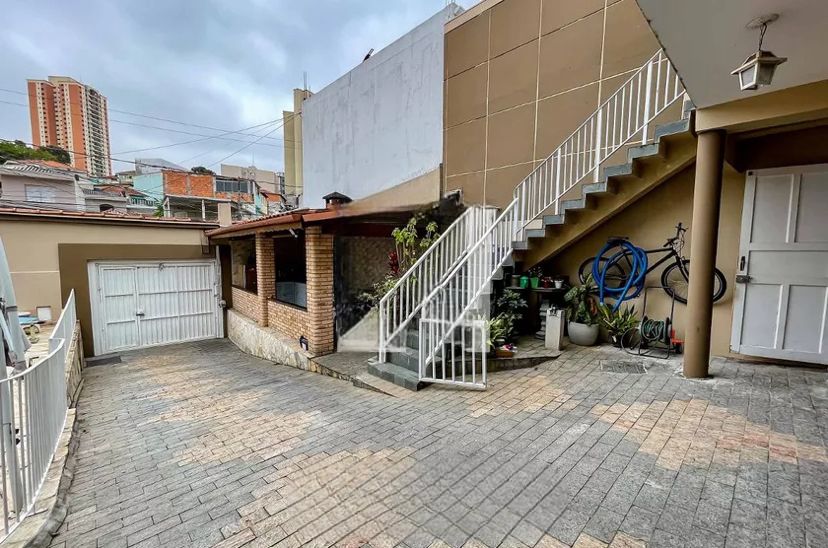 entrada de carros ao lado da piscina